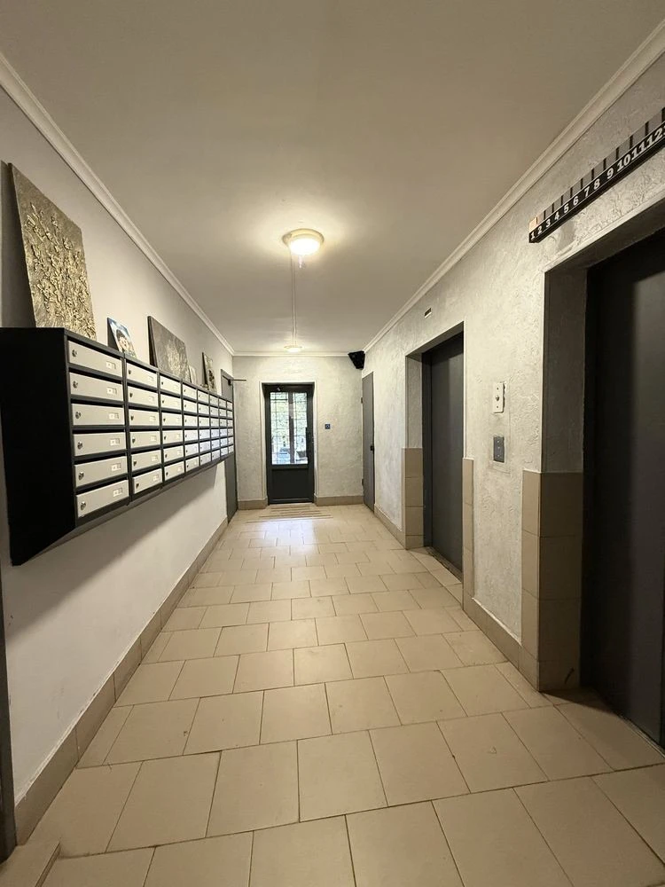 Rent a 3-bedroom apartment on Hnata Yuri. Borschagivka, Koli