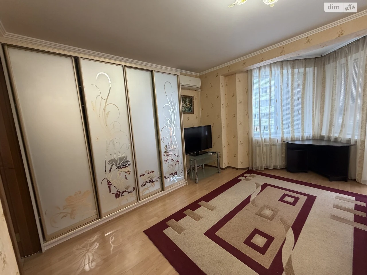 Long-Term Rental Apartment, Poczynki