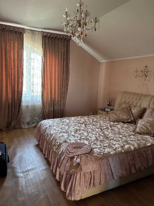 Продам 2-этажный дом 5 комн. с капремонтом, ул. Рихт