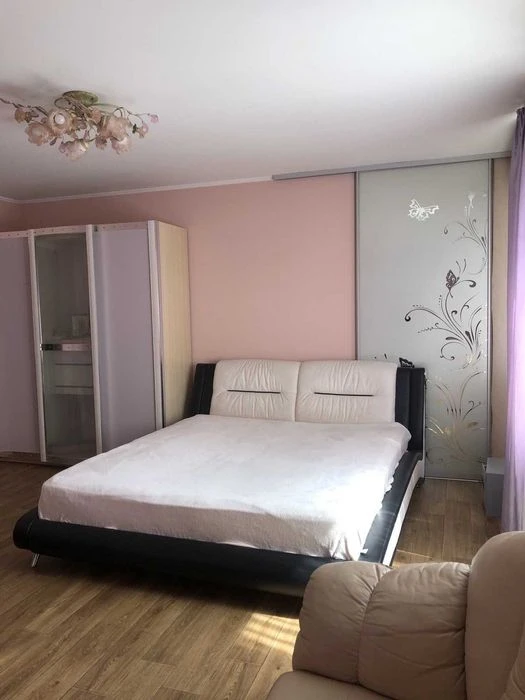Продам 2-этажный дом 5 комн. с капремонтом, ул. Рихт