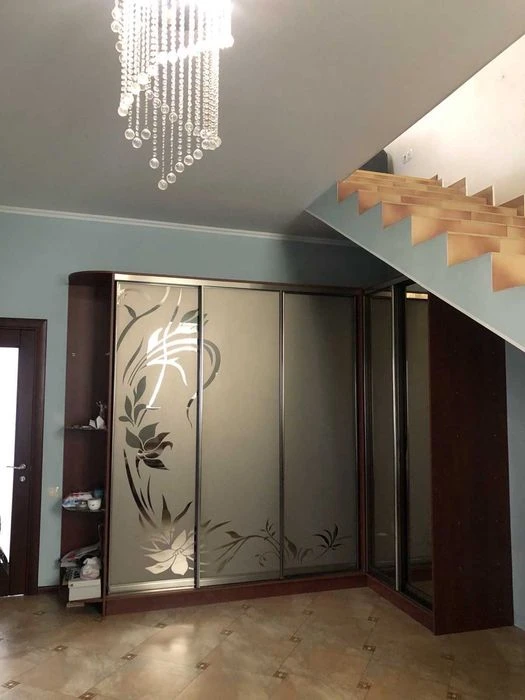 Продам 2-этажный дом 5 комн. с капремонтом, ул. Рихт