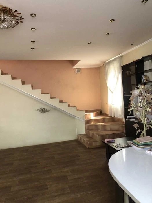 Продам 2-этажный дом 5 комн. с капремонтом, ул. Рихт