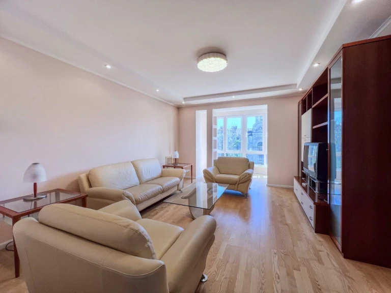 Ivana Mazep, 12A, 3-room apartment near Arsenal metro station, shelter