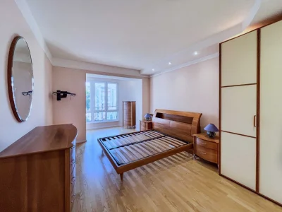 Ivana Mazep, 12A, 3-room apartment near Arsenal metro station, shelter