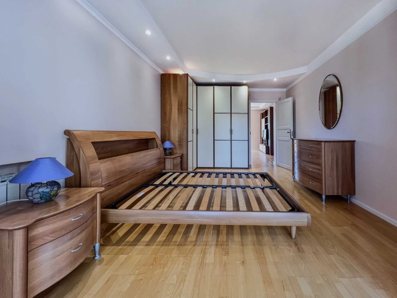 Ivana Mazep, 12A, 3-room apartment near Arsenal metro station, shelter