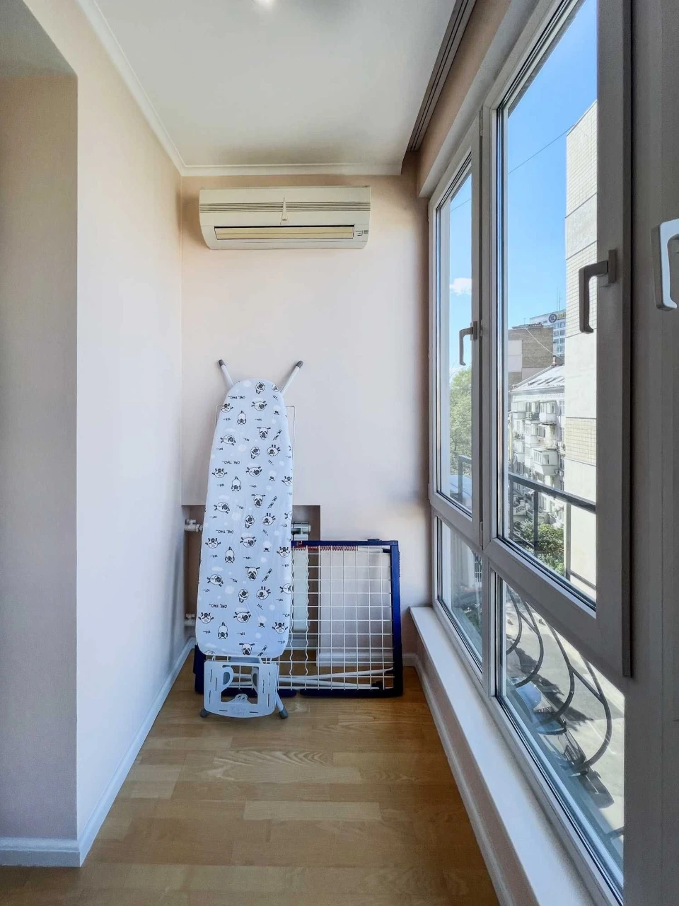 Ivana Mazep, 12A, 3-room apartment near Arsenal metro station, shelter