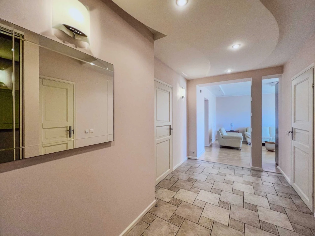 Ivana Mazep, 12A, 3-room apartment near Arsenal metro station, shelter