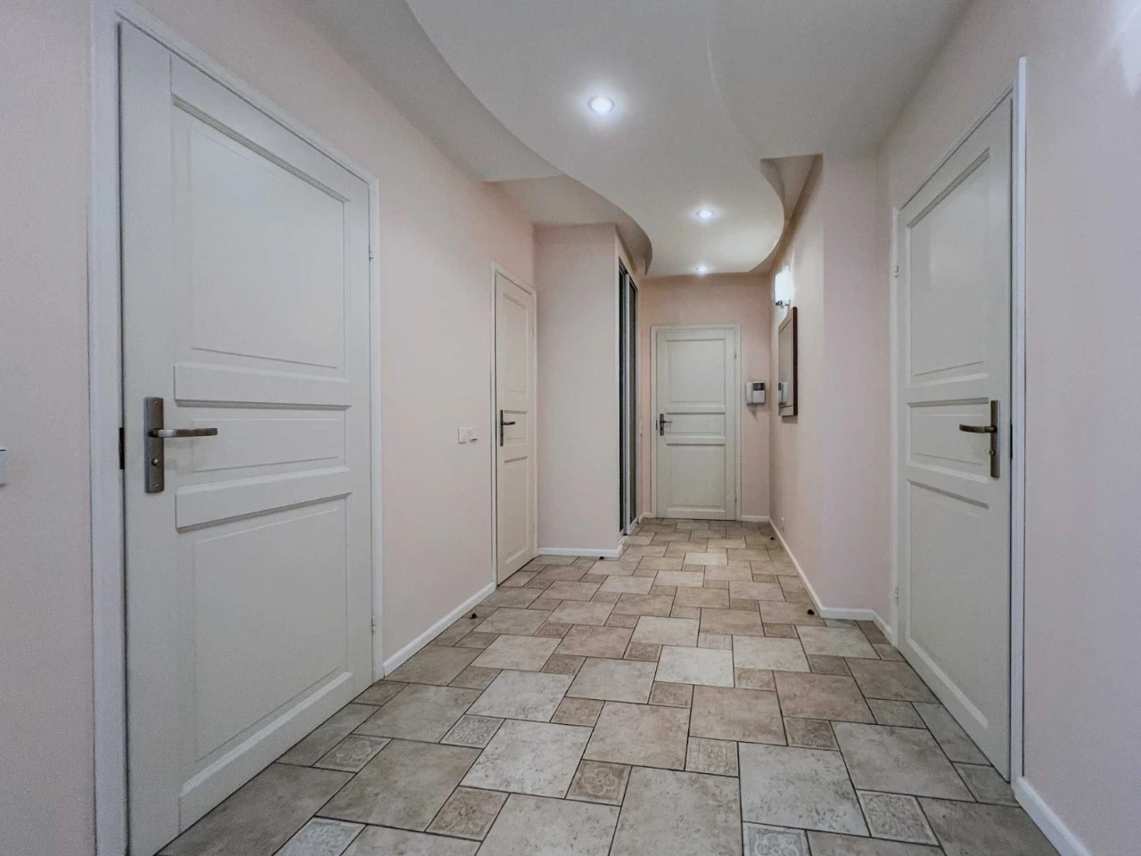 Ivana Mazep, 12A, 3-room apartment near Arsenal metro station, shelter