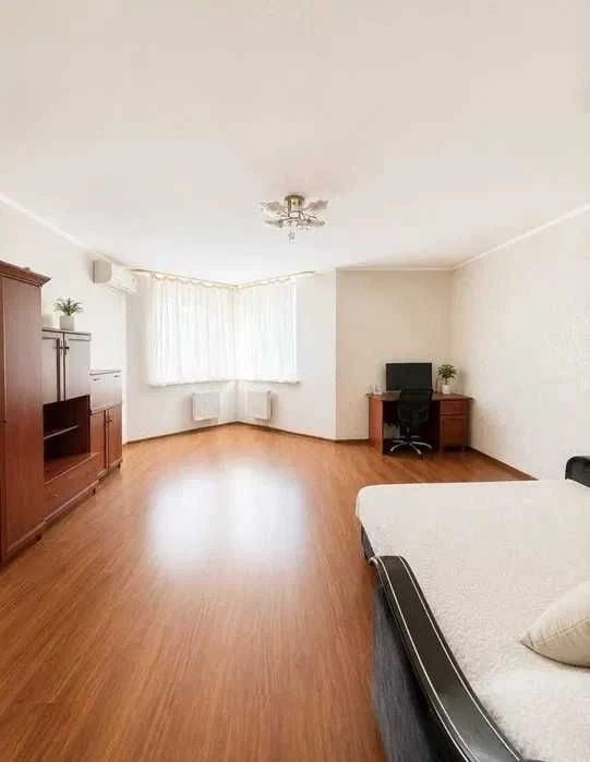 Продам 1-кімнатну квартиру з ремонтом у Києві, Біля метро, Б
