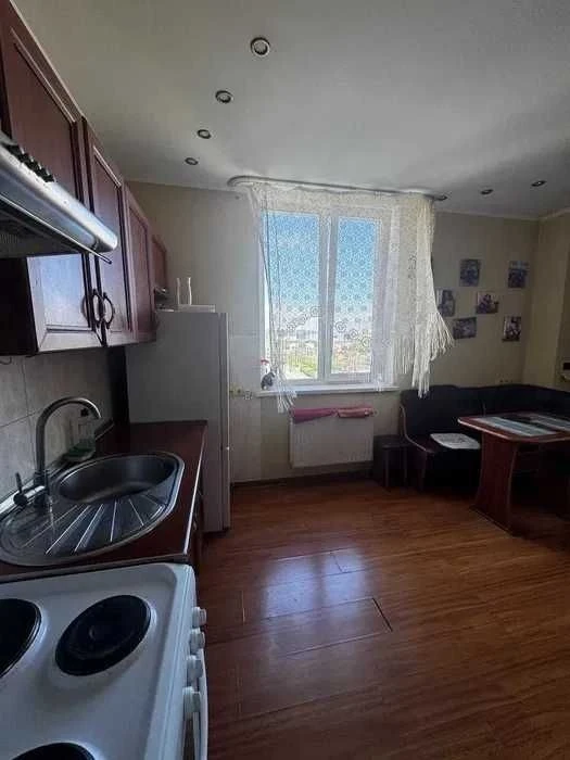 Продається 1-кімнатна квартира з ремонтом у Києві, біля метро