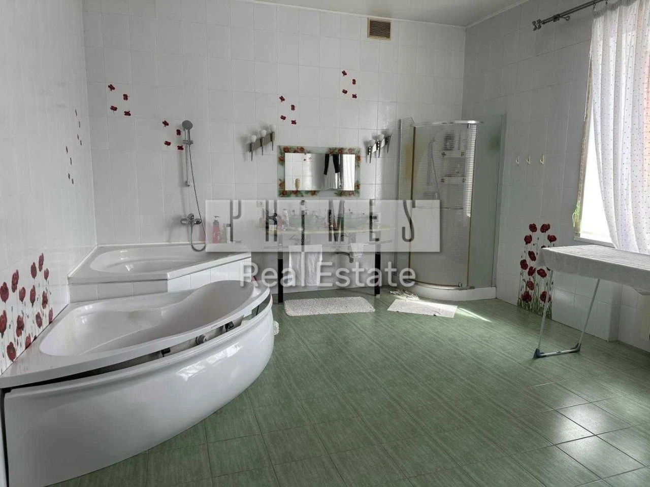 Spacious three-story house for rent in a convenient location in Kyiv.