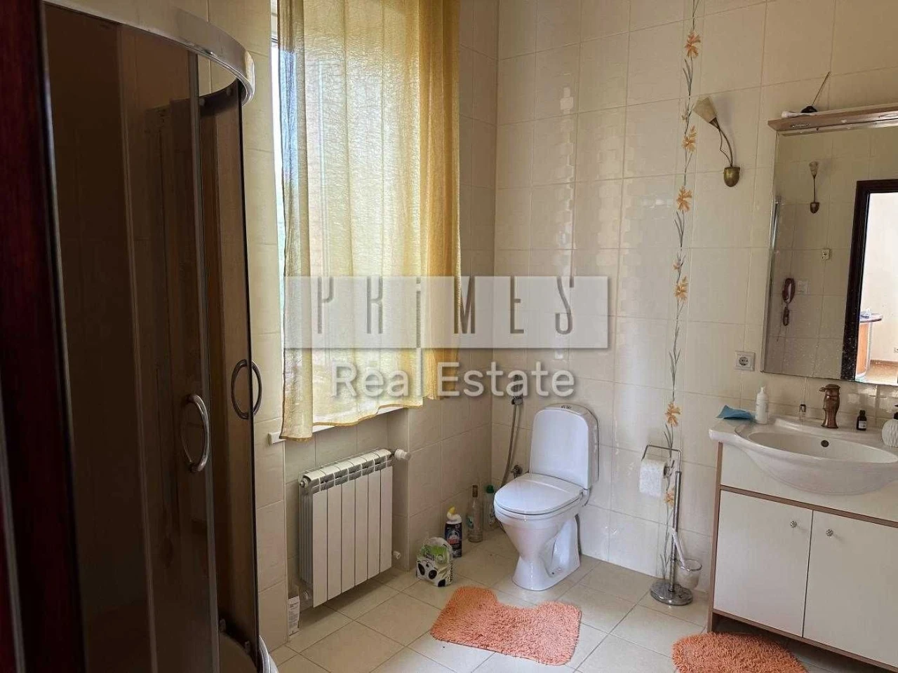 Spacious three-story house for rent in a convenient location in Kyiv.