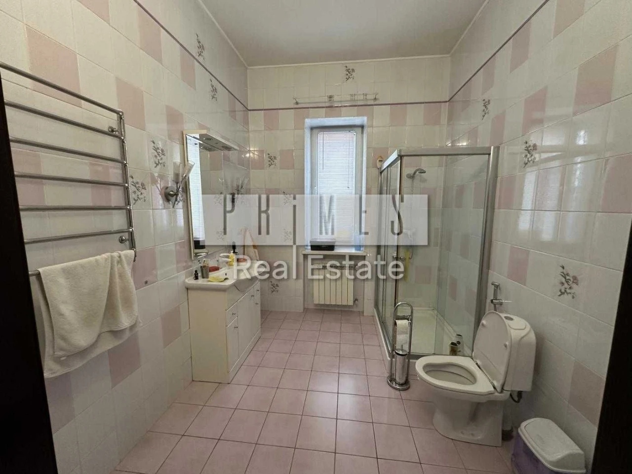 Spacious three-story house for rent in a convenient location in Kyiv.