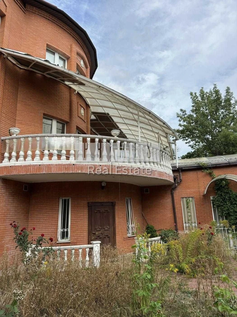 Spacious three-story house for rent in a convenient location in Kyiv.