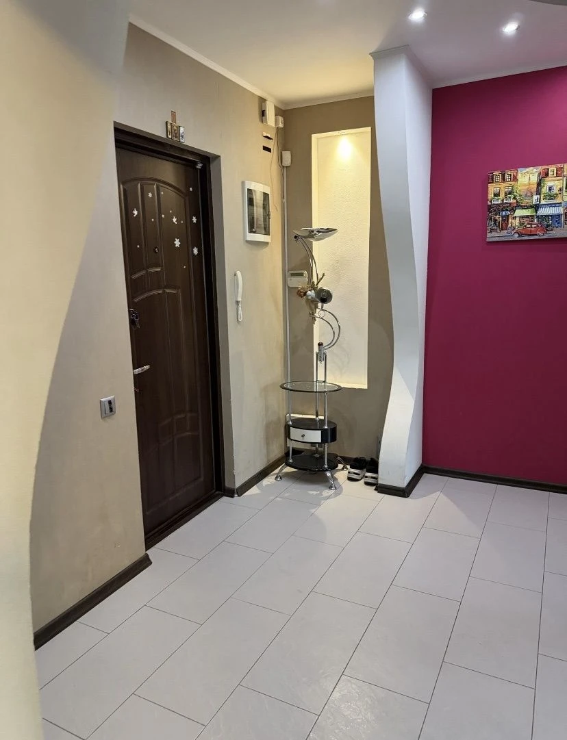 3 bedroom apartment 70 sq m on Marseillskaya with renovation and furniture