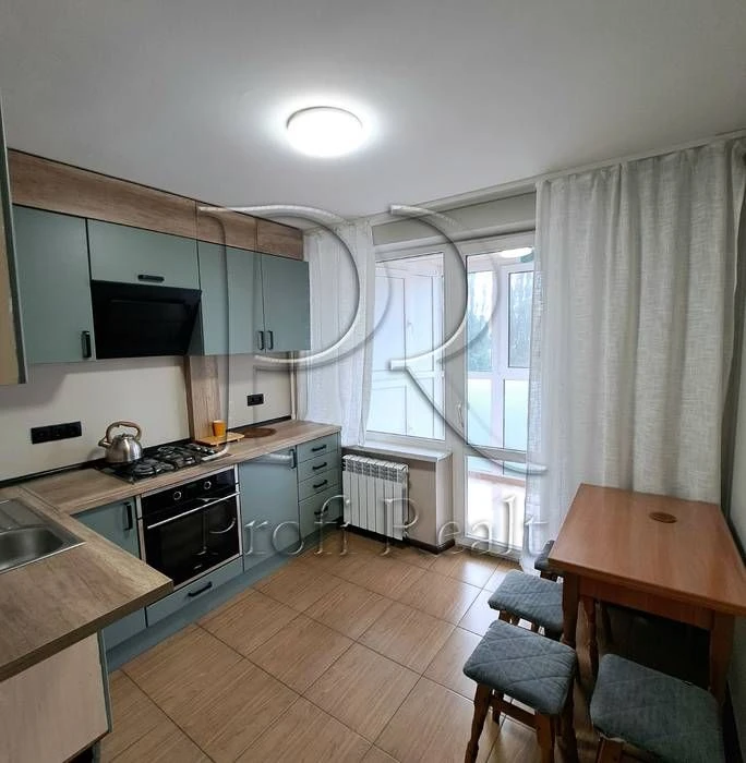 Продаж 3к квартири біля  парку та метро Чернігівська. Вулиця