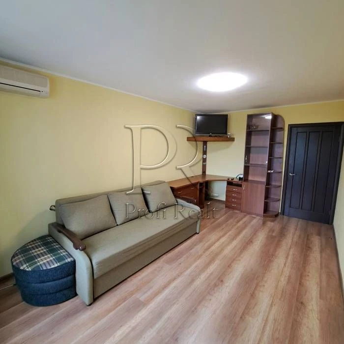 Продаж 3к квартири біля  парку та метро Чернігівська. Вулиця
