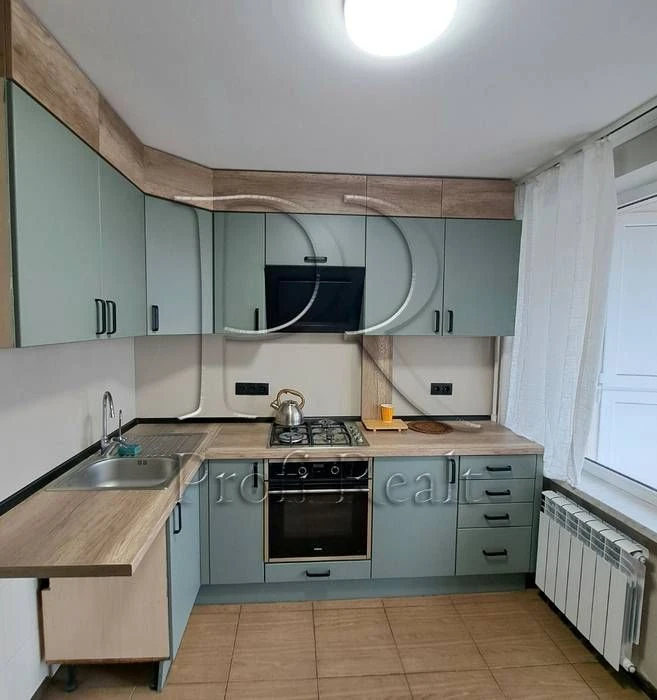 Продаж 3к квартири біля  парку та метро Чернігівська. Вулиця