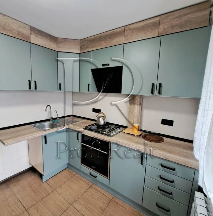 Продаж 3к квартири біля  парку та метро Чернігівська. Вулиця