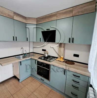 Продаж 3к квартири біля  парку та метро Чернігівська. Вулиця