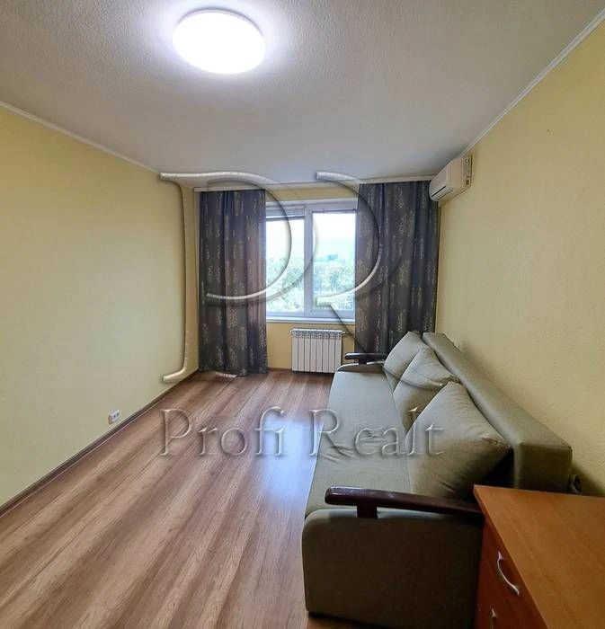 Продаж 3к квартири біля  парку та метро Чернігівська. Вулиця
