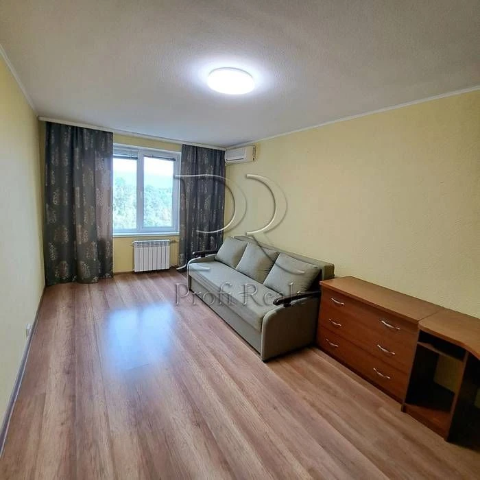 Продаж 3к квартири біля  парку та метро Чернігівська. Вулиця