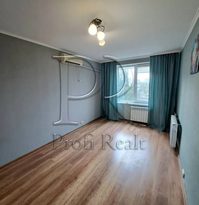 Продаж 3к квартири біля  парку та метро Чернігівська. Вулиця