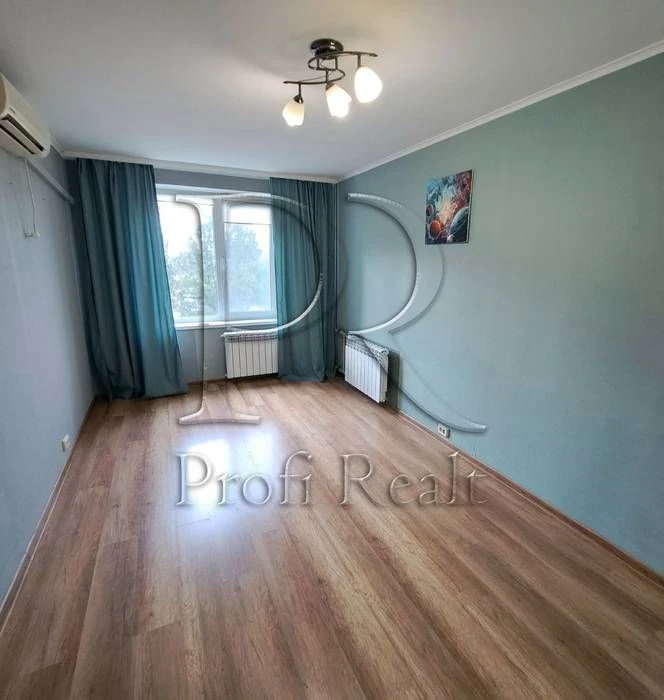 Продаж 3к квартири біля  парку та метро Чернігівська. Вулиця