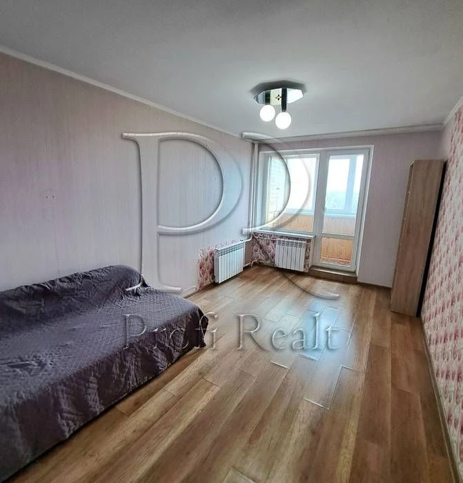 Продаж 3к квартири біля  парку та метро Чернігівська. Вулиця