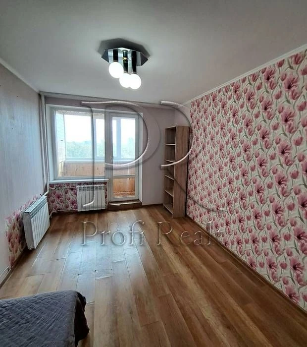 Продаж 3к квартири біля  парку та метро Чернігівська. Вулиця