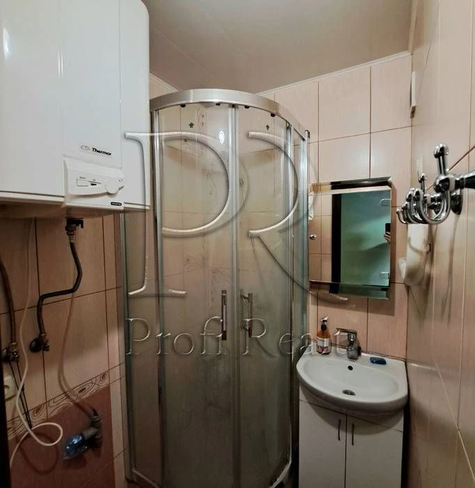 Продаж 3к квартири біля  парку та метро Чернігівська. Вулиця