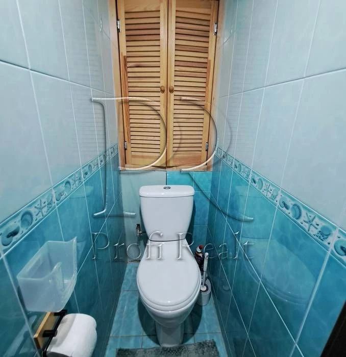 Продаж 3к квартири біля  парку та метро Чернігівська. Вулиця