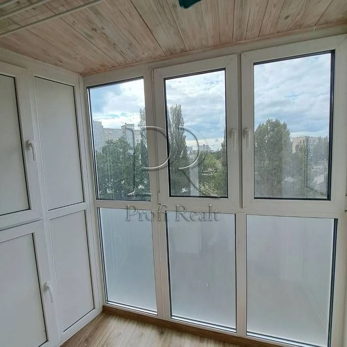 Продаж 3к квартири біля  парку та метро Чернігівська. Вулиця