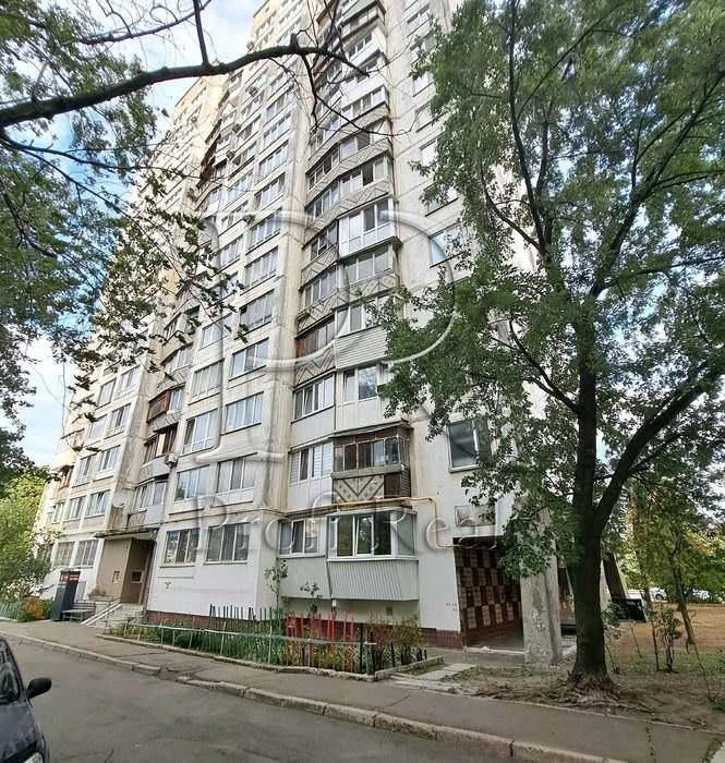 Продаж 3к квартири біля  парку та метро Чернігівська. Вулиця