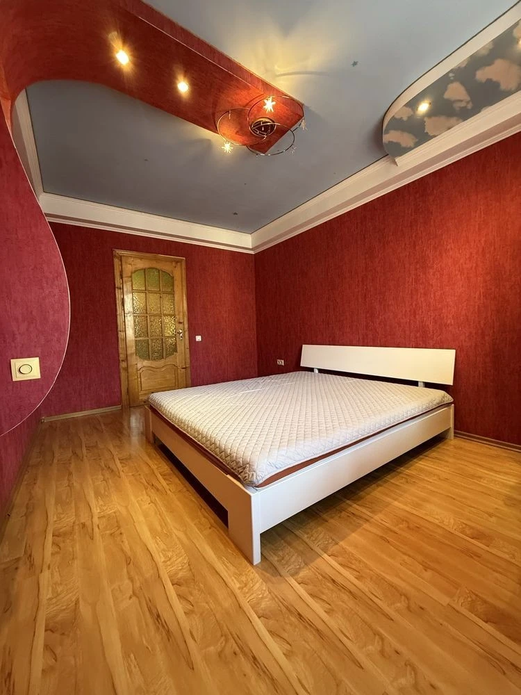 Rent a cozy two-bedroom apartment on Litvynenko-Volh highway