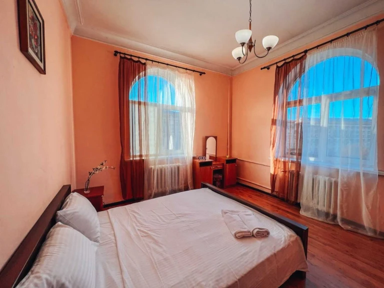 3-кімнатна квартира, Хрещатик 17, центр Киева, парковочное место, б