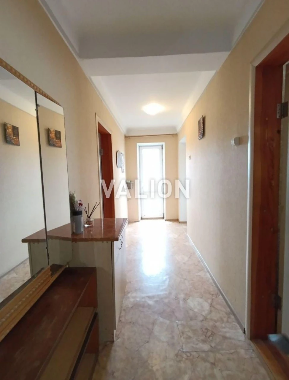 FOR SALE Cozy 2-bedroom apartment near Park