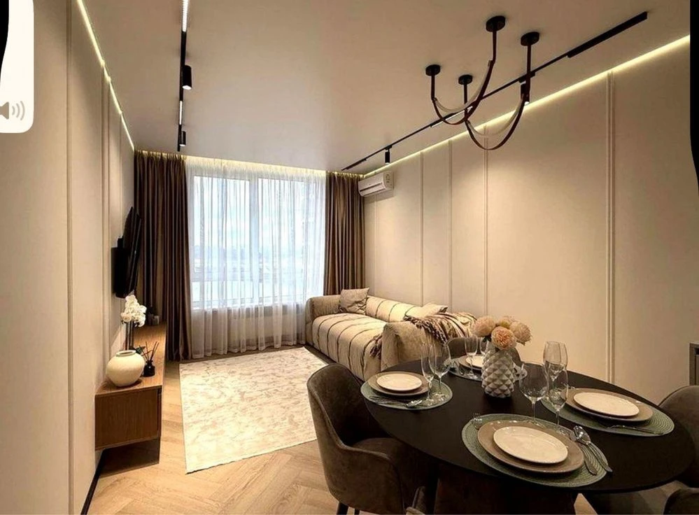 Quality renovated apartment on Dniprovska Naberezhna, Great Vyhov