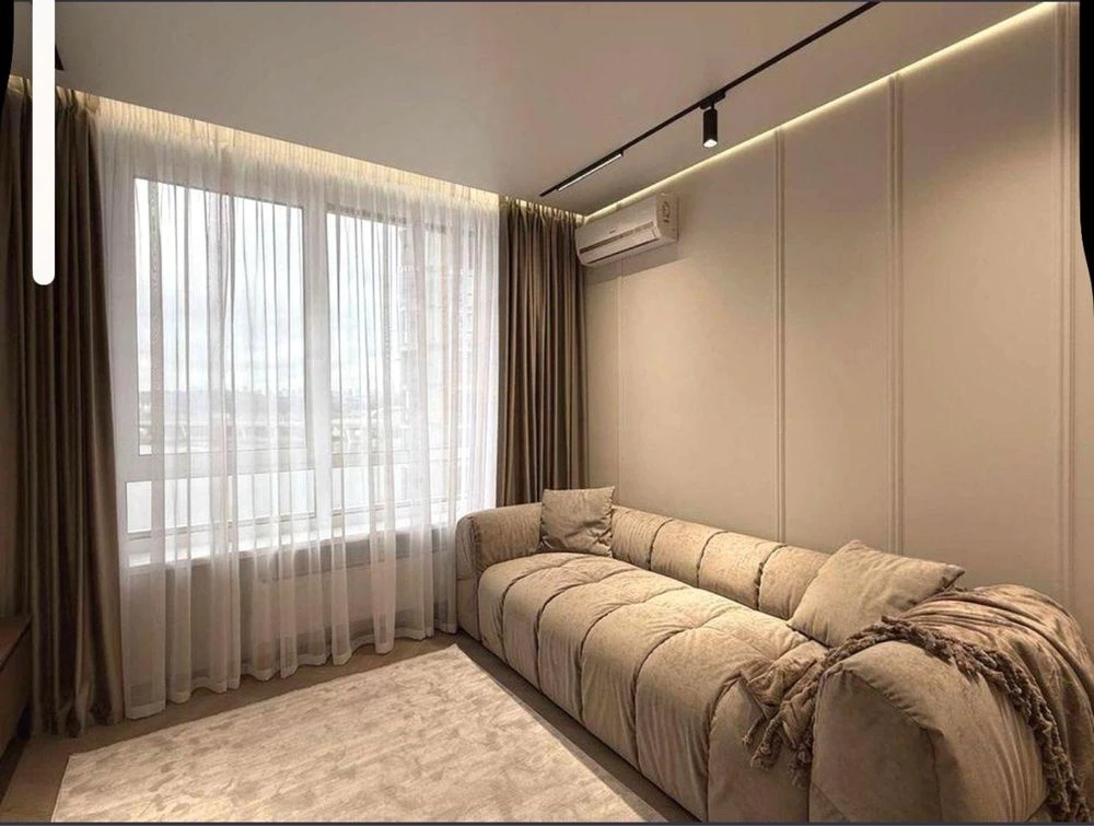 Quality renovated apartment on Dniprovska Naberezhna, Great Vyhov