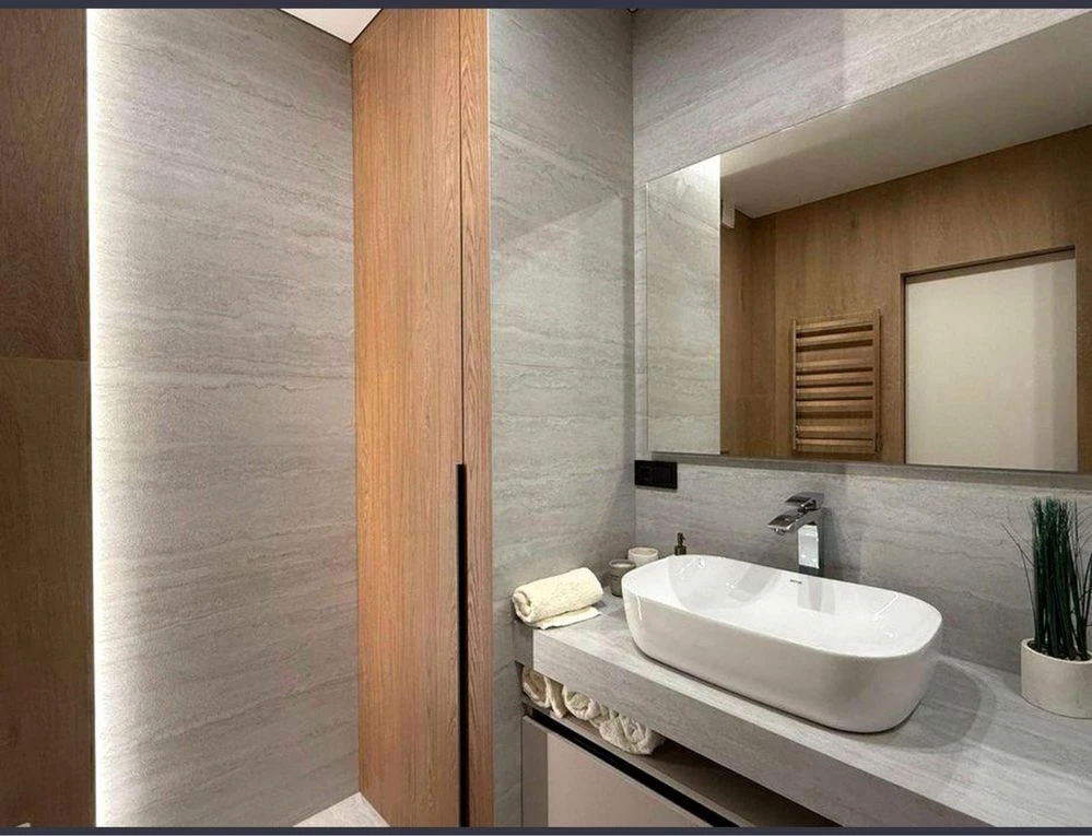 Quality renovated apartment on Dniprovska Naberezhna, Great Vyhov