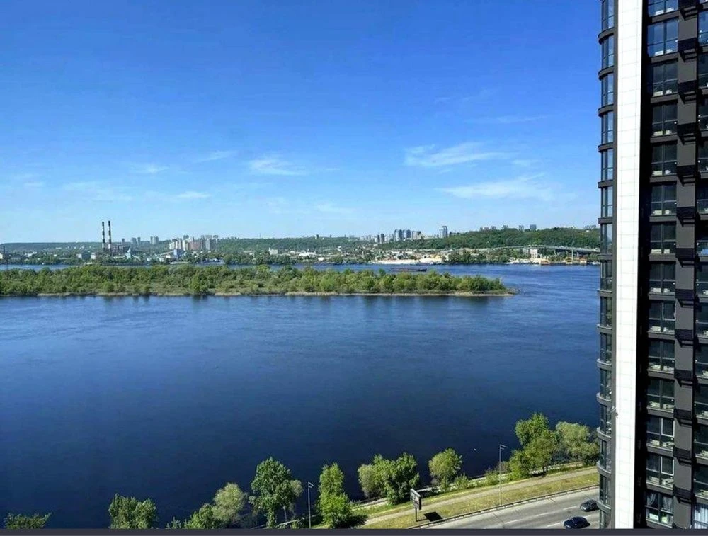Quality renovated apartment on Dniprovska Naberezhna, Great Vyhov