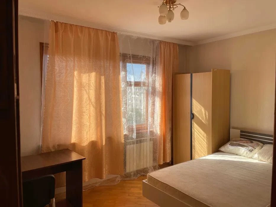 Продаж 3-кімнатної квартири в Києві, вул. Гната Юри, ТРЦ "Квадрат"
