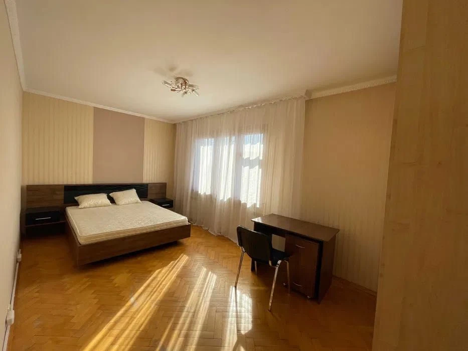 Продаж 3-кімнатної квартири в Києві, вул. Гната Юри, ТРЦ "Квадрат"