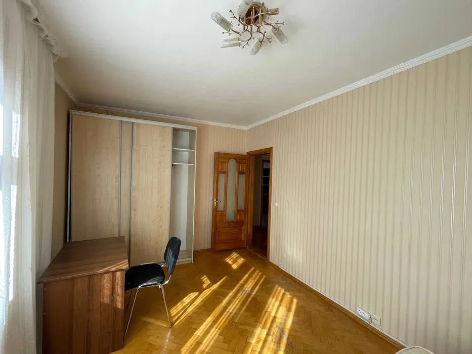 Продаж 3-кімнатної квартири в Києві, вул. Гната Юри, ТРЦ "Квадрат"