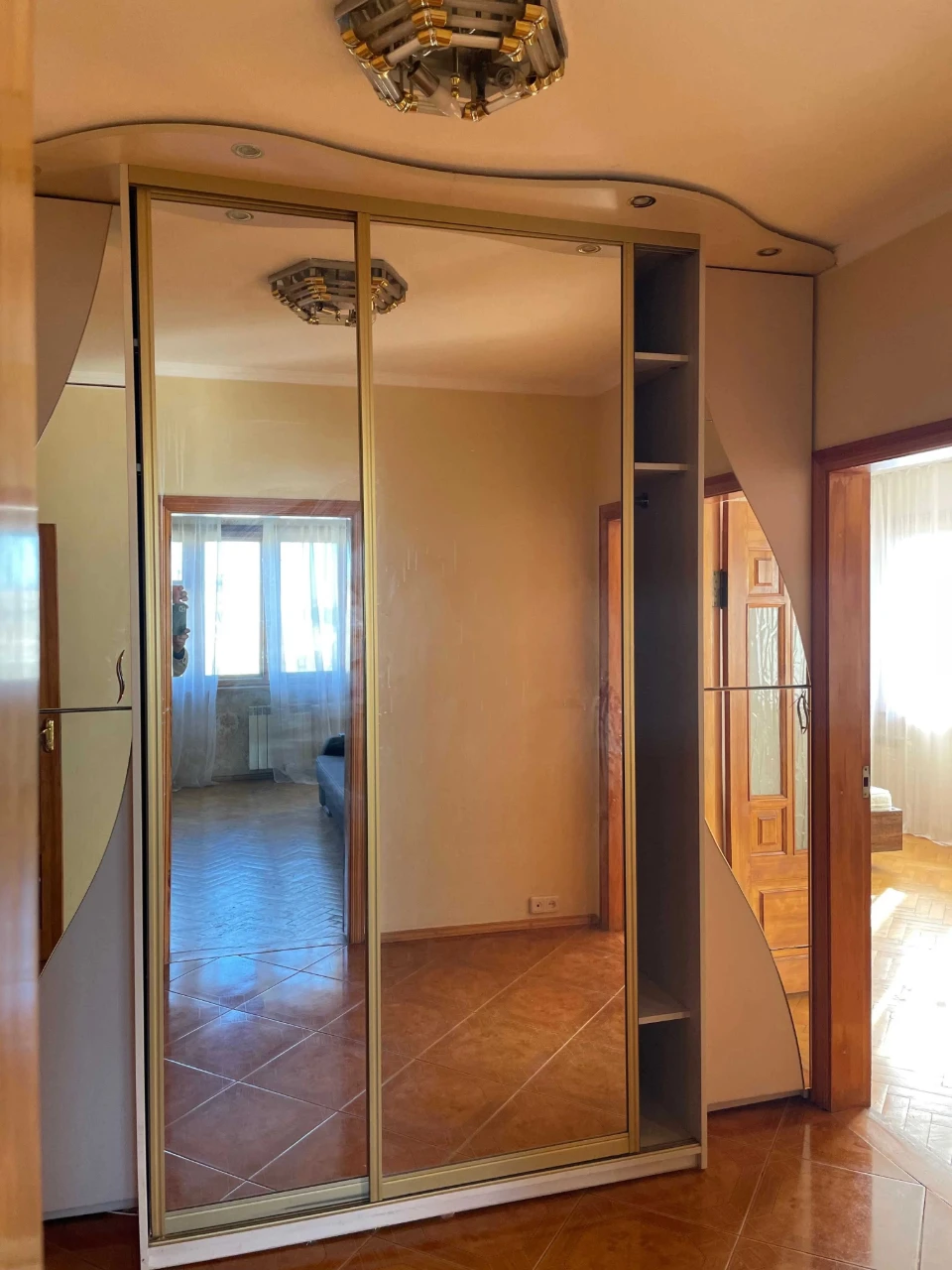Продаж 3-кімнатної квартири в Києві, вул. Гната Юри, ТРЦ "Квадрат"