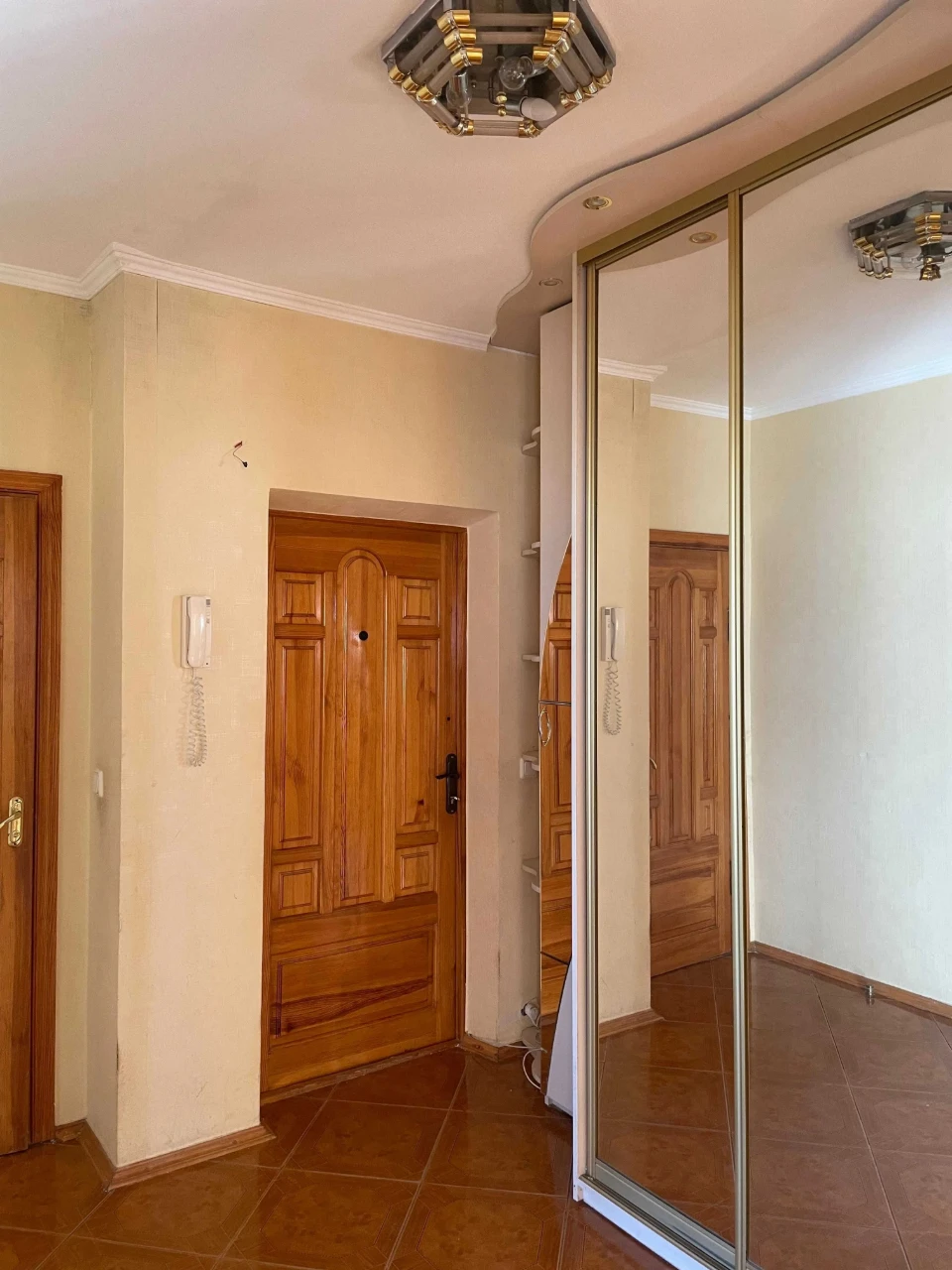 Продаж 3-кімнатної квартири в Києві, вул. Гната Юри, ТРЦ "Квадрат"