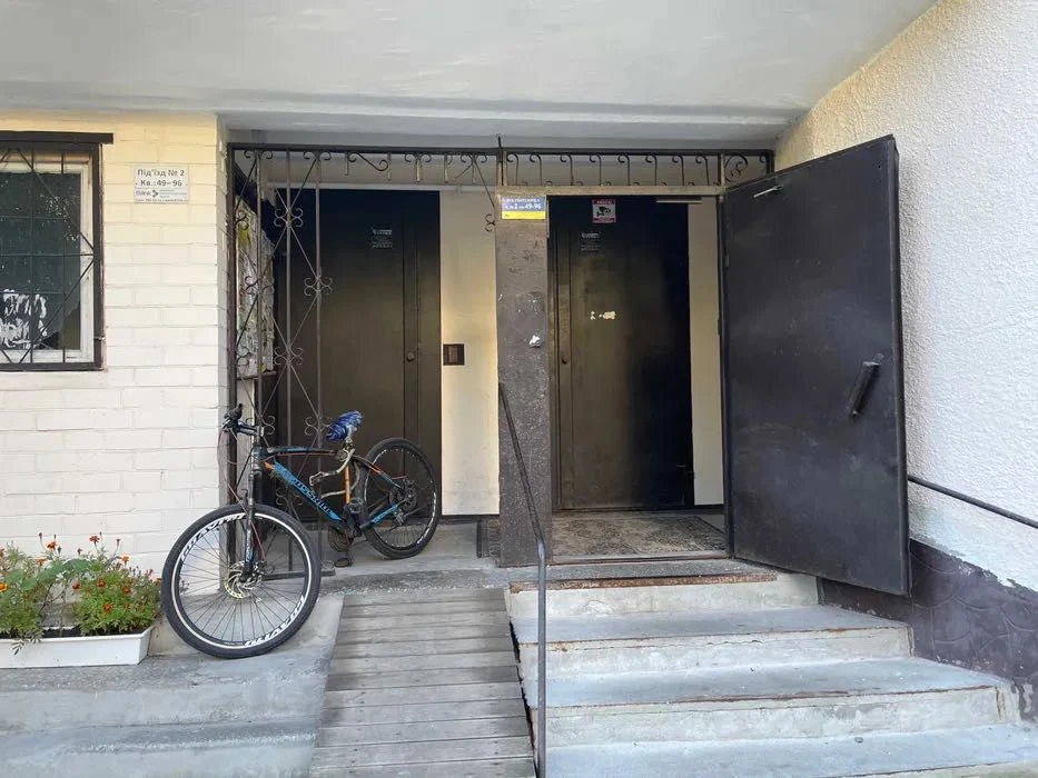 Продаж 3-кімнатної квартири в Києві, вул. Гната Юри, ТРЦ "Квадрат"