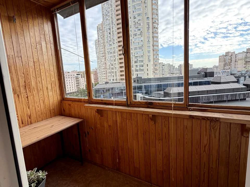 Квартира. Киев, улица Драгомылово