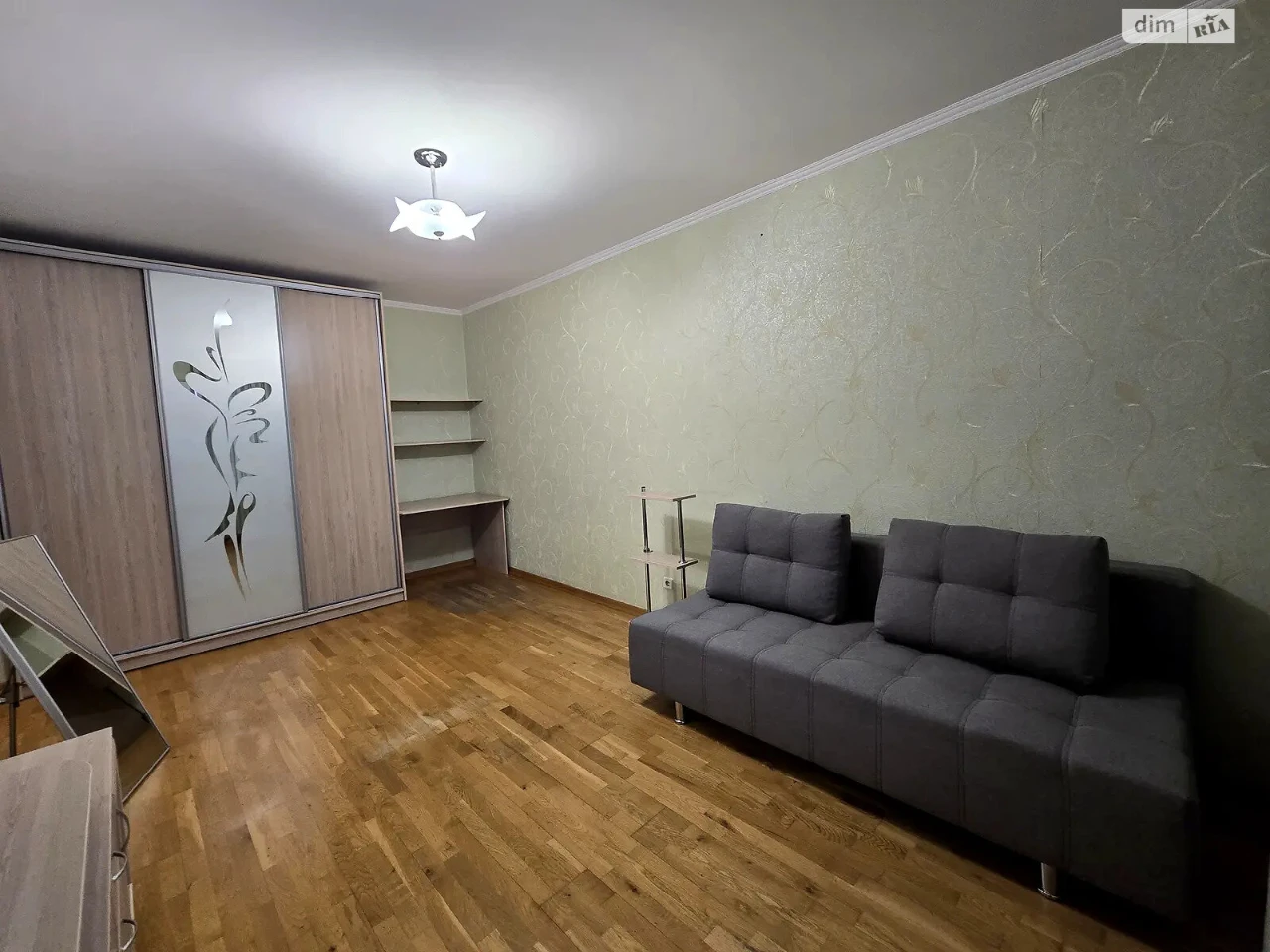 Long-Term Rental Apartment, Poczynki