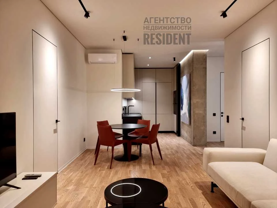 Apartment. Dnipro, Naberezhna Perevomohy st.